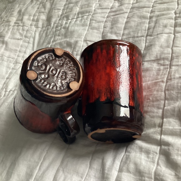 SET OF TWO VINTAGE DRIP GLAZE POTTERY MUGS - Picture 8 of 9